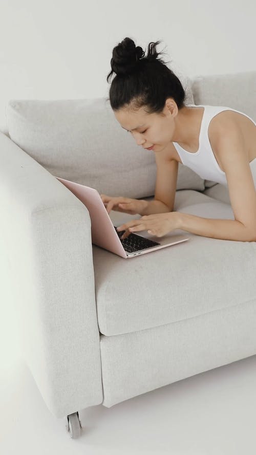 有关人, 在家, 垂直视频的免费素材视频