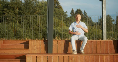 有关坐, 屏住呼吸, 户外的免费素材视频