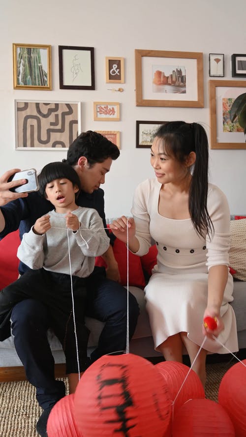 有关亚洲家庭, 儿子, 在家的免费素材视频