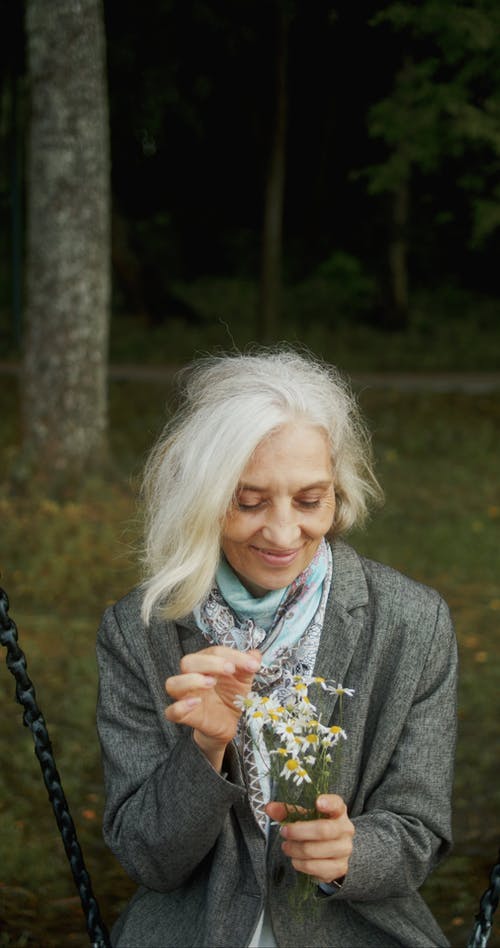 有关垂直视频, 女人, 握住的免费素材视频