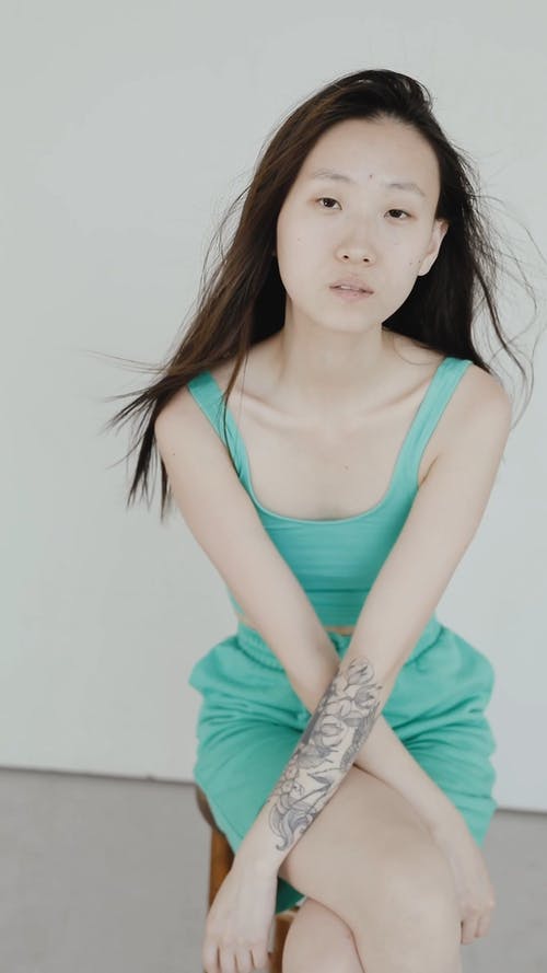 有关刺青, 坐, 垂直视频的免费素材视频