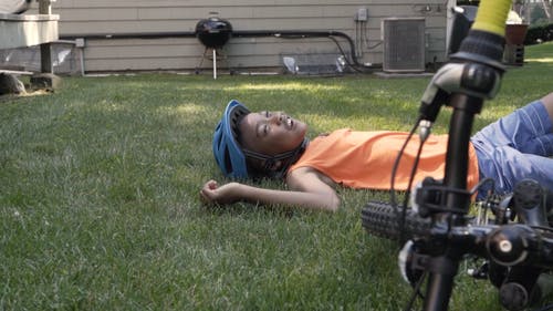 有关儿童, 在地上, 在家的免费素材视频