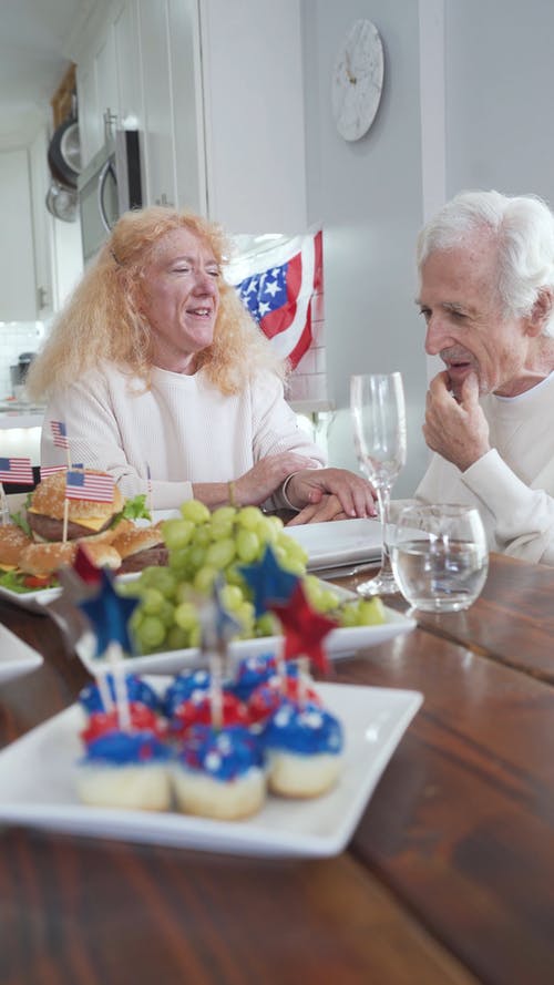 有关一对, 坐, 垂直视频的免费素材视频