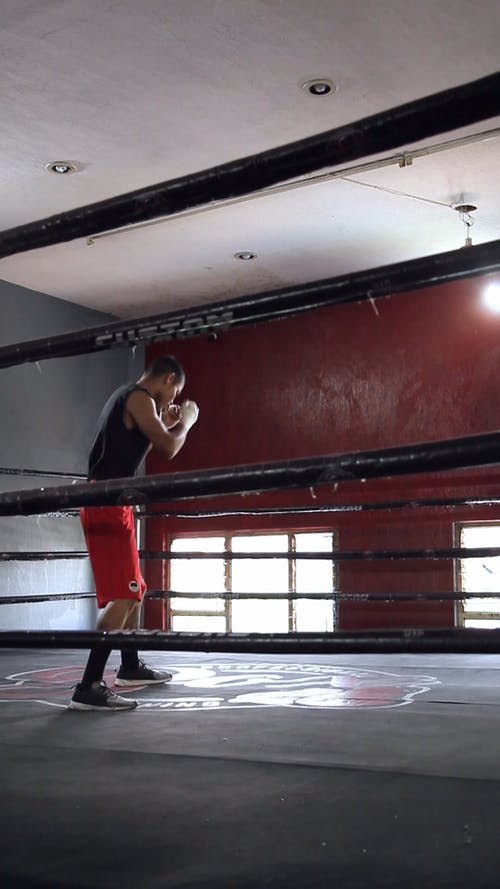 有关人, 冲孔技巧, 垂直视频的免费素材视频