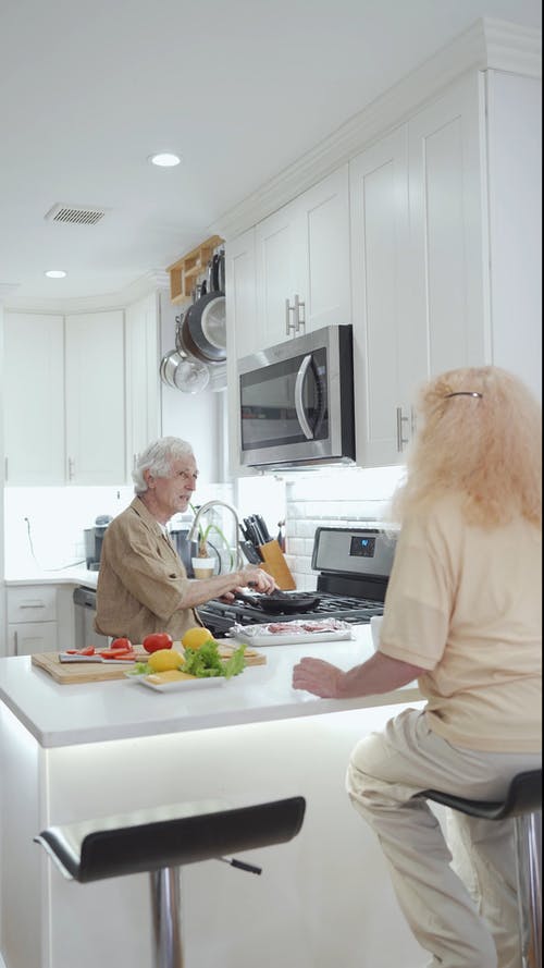 有关准备食物, 垂直视频, 室内的免费素材视频