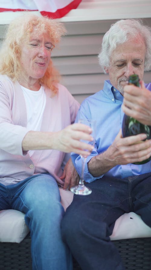 有关倾注, 坐, 垂直视频的免费素材视频