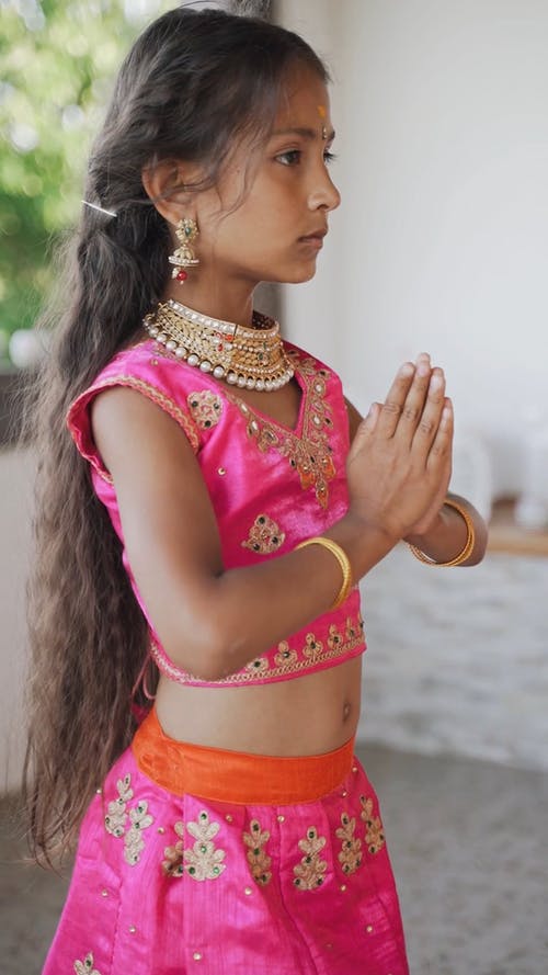 有关严肃, 垂直视频, 女孩的免费素材视频