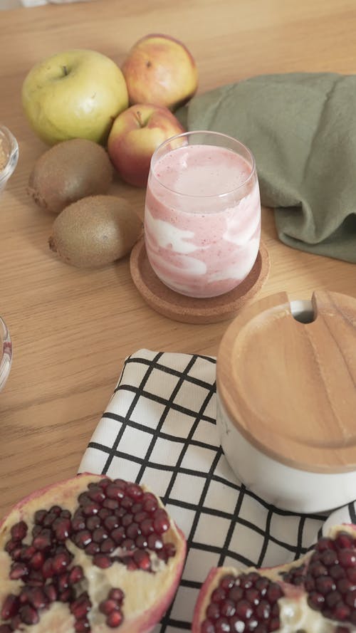 有关吃得健康, 垂直视频, 草莓奶昔的免费素材视频