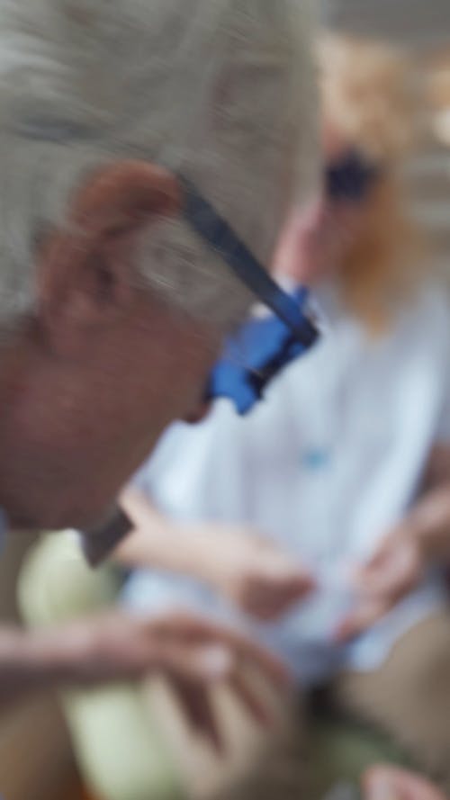 有关一对, 坐, 垂直视频的免费素材视频