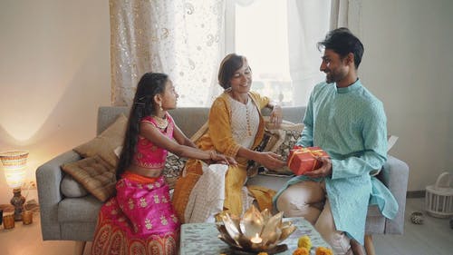 有关人, 传统服装, 坐的免费素材视频