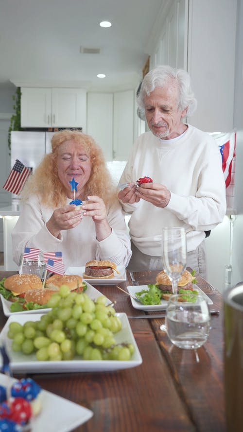 有关一对, 坐, 垂直视频的免费素材视频