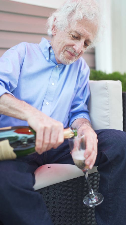 有关倾注, 坐, 垂直视频的免费素材视频