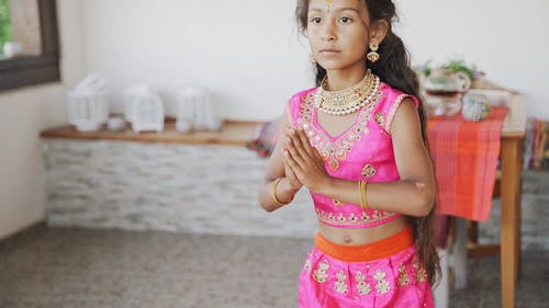 有关传统服装, 在家, 室内的免费素材视频