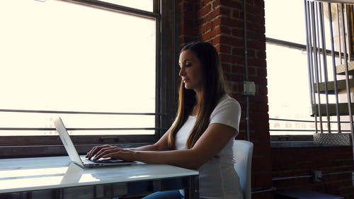 有关3C用品, 坐下, 女人的免费素材视频