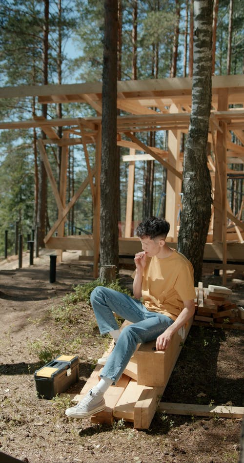 有关坐, 垂直视频, 工人的免费素材视频