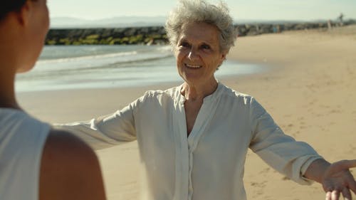 有关一起, 中年妇女, 在肩膀上射击的免费素材视频