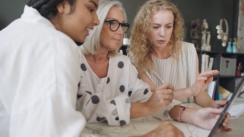 有关使用平板电脑, 侧面图, 女性的免费素材视频