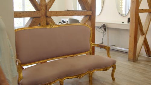 有关交叉的双腿, 坐, 室内的免费素材视频