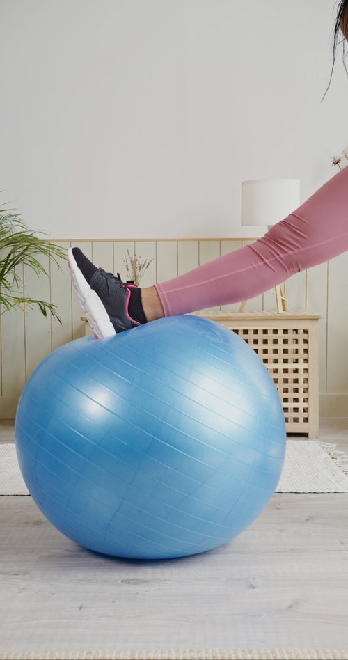 有关健身,垂直视频,瑜伽球的免费素材视频