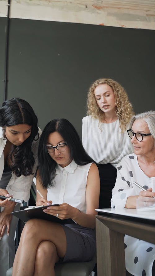 有关一起, 坐, 垂直视频的免费素材视频