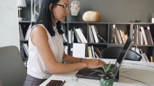 有关互联网, 人, 坐的免费素材视频