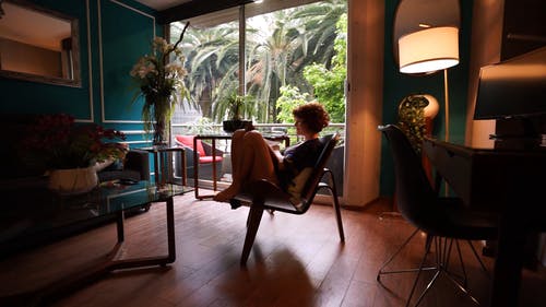 有关嗜好, 坐, 女人的免费素材视频