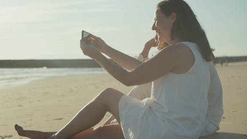 有关坐下, 女儿, 女性的免费素材视频