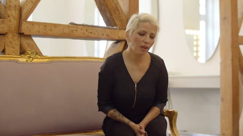 有关坐, 女人, 沙发的免费素材视频