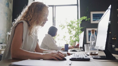 有关3C用品, 上网, 女性的免费素材视频