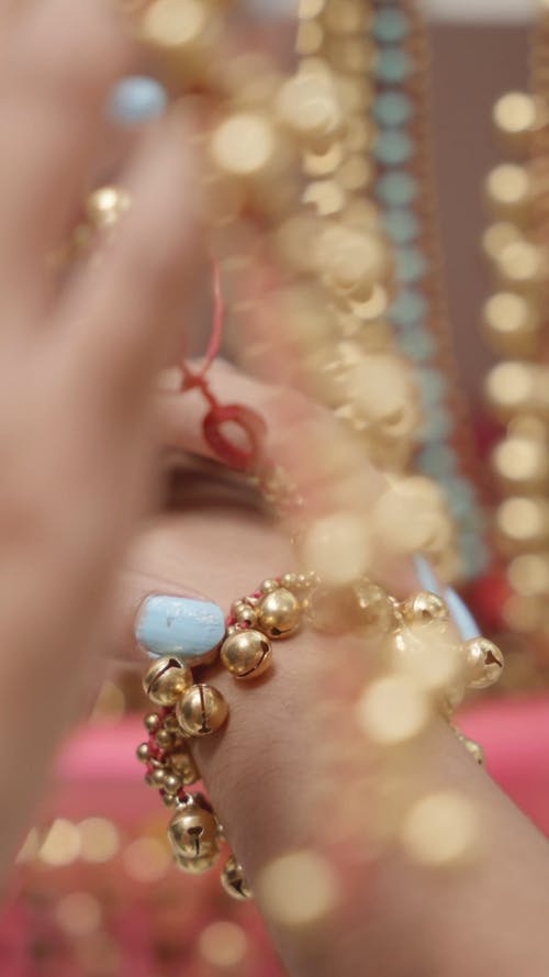 有关垂直视频, 手, 手链的免费素材视频