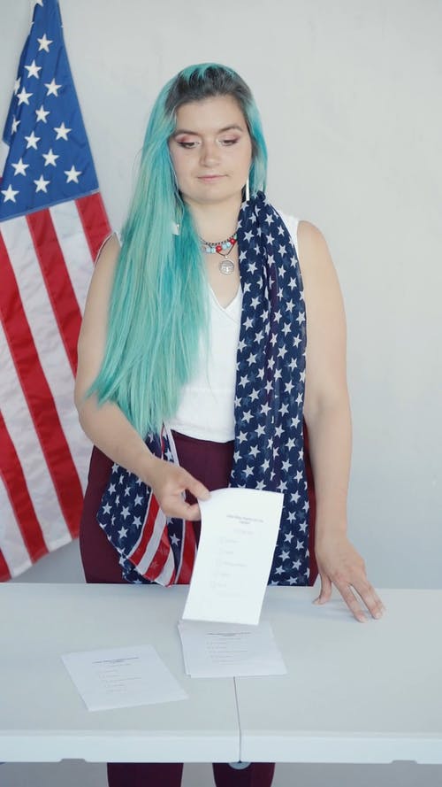 有关分发, 垂直视频, 女人的免费素材视频