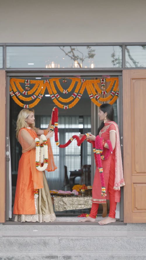 有关垂直视频, 女性, 开门的免费素材视频