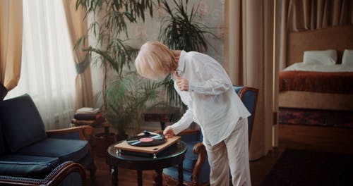 有关在家, 女人, 室内的免费素材视频