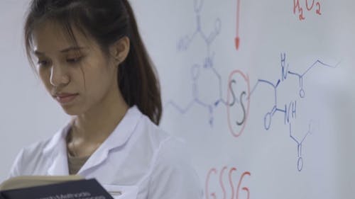 有关化学, 女人, 专注的免费素材视频