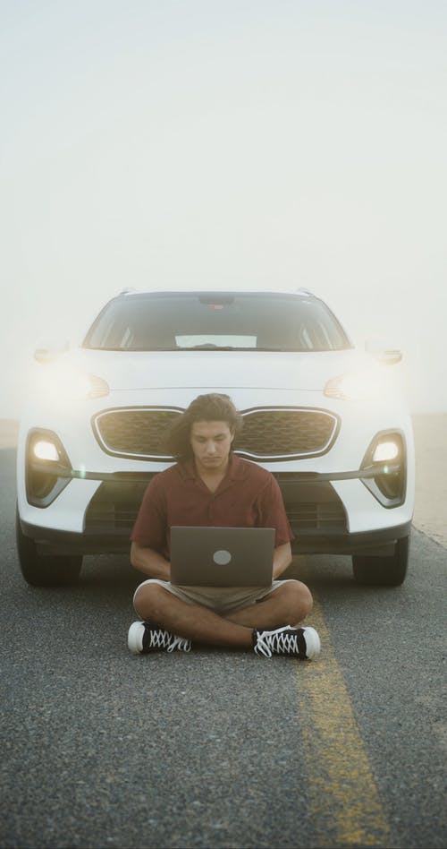 有关中间, 人, 坐的免费素材视频