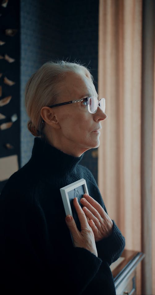 有关伤心, 严肃, 回忆的免费素材视频