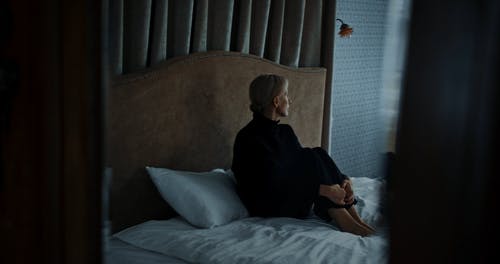 有关伤心, 坐, 女人的免费素材视频