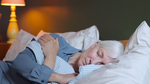 有关人, 女人, 床的免费素材视频