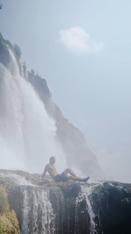 有关人, 坐, 垂直视频的免费素材视频