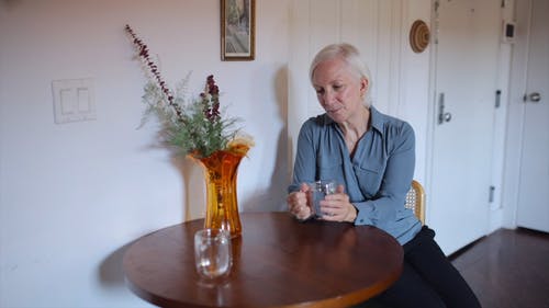 有关伤心, 喝, 坐的免费素材视频