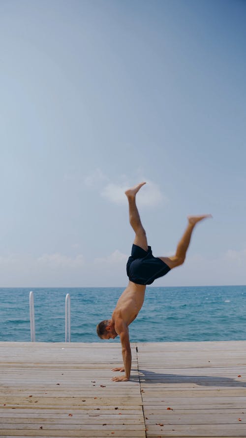 有关人, 倒立, 半裸的免费素材视频