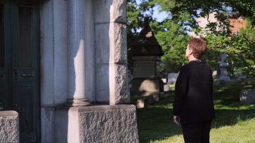有关墓园, 墓地, 女人的免费素材视频