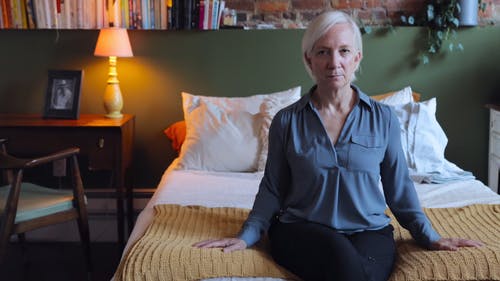 有关伤心, 严肃, 坐的免费素材视频