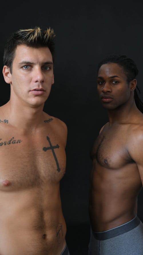 有关垂直视频, 工作室拍摄, 看着相机的免费素材视频