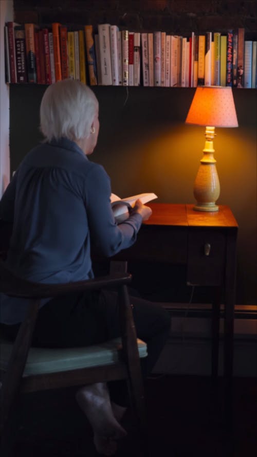 有关伤心, 图书, 垂直视频的免费素材视频