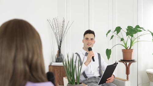 有关主办, 人, 单人沙发的免费素材视频