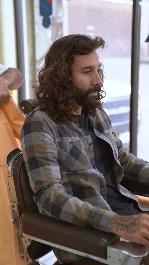 有关发型师, 坐, 垂直视频的免费素材视频