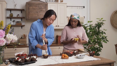 有关＃室内,在讲电话,头巾的免费素材视频