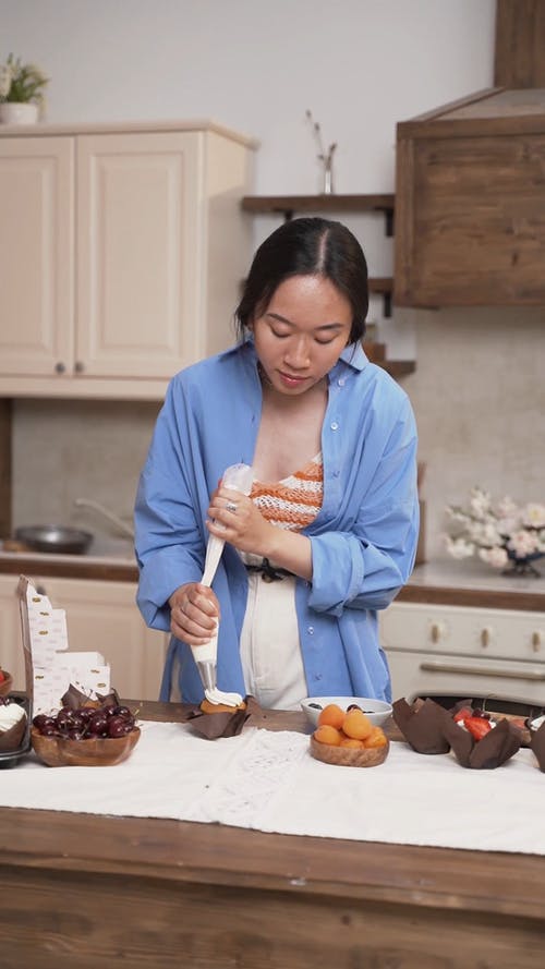 有关垂直视频, 室内, 年轻的免费素材视频