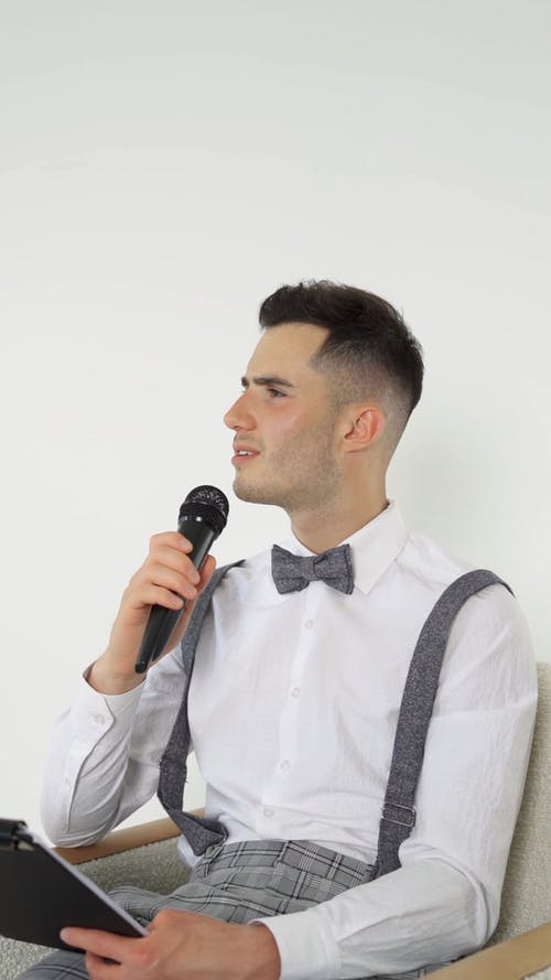 有关人, 坐, 垂直视频的免费素材视频